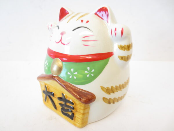 Lucky Cat op rood kussen