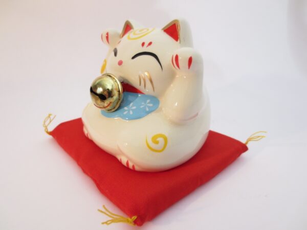 Lucky Cat Wit met bel op rood kussen A