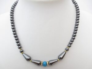 Ketting met een blauwe kraal